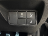 【LKAS】車線の中央付近を維持するようハンドル操作を支援する機能。車線をはみ出しそうな場合も警告音と共にハンドルが正常な位置に戻ろうとします。