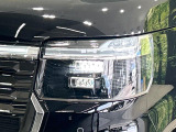 【LEDヘッドライト】悪天候や夜間走行時も良好な視界を確保し安心して運転できる高輝度LEDヘッドライトを装備!点灯速度が早く、消費電力も抑えられています。