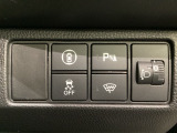 ハンドルの右側にはヘットライトリベライザーとHondaセンシング用のメインスイッチがついています。ヘッドライトリベライザーは道路状況や積荷の加重に応じてライトの高さを調節できます。