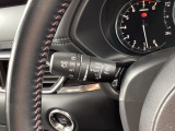 レバーをAUTOの位置にしているとき、レインセンサーが雨を感知すると、雨量に応じてワイパーが自動で作動してくれるオートワイパーを装備!設定変更で非作動にすると、間欠作動に固定されます。