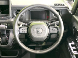 インテリアに合わせたデザインのステアリングは、運転される方のことも考え、運転しやすい形状、大きさです。是非一度、実際に触ってお確かめください。