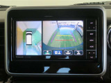 パノラミックビューモニター搭載。カメラで車両周囲の状況を映し出すため、狭い場所での駐車などに役立ちます。