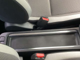 運転席と助手席の間にはバックなどが置ける大きなトレイがあります