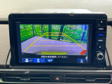 【バックカメラ】駐車時に後方がリアルタイム映像で確認できます。大型商業施設や立体駐車場での駐車時や、夜間のバック時に大活躍!運転スキルに関わらず、今や必須となった装備のひとつです!