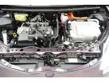 エンジンルームの樹脂部分は丁寧に磨いてツヤをだしています。当社の中古車のエンジンルームクリーニングはとても自信があります★