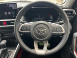 インテリアに合わせたデザインのステアリングは、運転される方のことも考え、運転しやすい形状、大きさです。是非一度、実際に触ってお確かめください。
