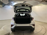 バックドアを上げた状態です。シートのアレンジ次第で荷室のスペースが変わります!用途に合わせて快適な室内を?