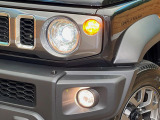 【LEDヘッドライト】悪天候や夜間走行時も良好な視界を確保し安心して運転できる高輝度LEDヘッドライトを装備!点灯速度が早く、消費電力も抑えられています。