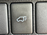 【パワーバックドア】スマートキーや運転席のボタンを押すだけでリアゲートが自動で開閉します!荷物を持っている時や、高い位置にあるバックドアを閉める際に便利な機能です♪