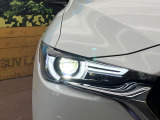 【LEDヘッドライト】悪天候や夜間走行時も良好な視界を確保し安心して運転できる高輝度LEDヘッドライトを装備!点灯速度が早く、消費電力も抑えられています。