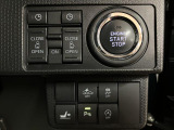 キーフリーシステムなので、エンジンスタートはブレーキペダルを踏みながらボタンを押します。鍵が運転席周りにあることが条件で、鍵をさしたり抜いたりする必要がありません。