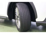 タイヤサイズ 235/50R20。万が一、パンクした場合など、タイヤの空気圧がゼロになっても、一定の速度で一定の距離を走行できるランフラットタイヤを装着しています。