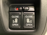 リアドアは乗り降りに便利な両側電動スライドドアです。また運転席に座っていながらスイッチ操作で自在にスライドドアを開け閉めできます。