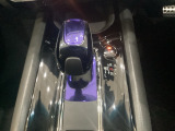 ハイブリッド専用セレクトレバーです。シフトチェンジを電子信号で送信するセレクトレバーを採用していますので、軽快でスマートな操作を楽しめます。