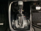 「e:HEV」は、モーター走行を中心にしながら電気エネルギーやエンジン動力を最も効率よく使い分けることができる賢いハイブリッドシステムです。サイドブレーキはスイッチ操作の電子制御パーキングブレーキです