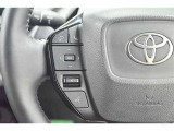 ステアリングスイッチ付き。前方から目を離すことなく操作することが可能です。