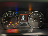 様々な車両情報を表示できるTFTマルチインフォメーションディスプレイを中央に配した視認性の高い大型2眼メーターです