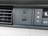 便利な充電用USBジャックも付いています。