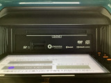 ディスプレイオープンでCD、DVDが挿入可能です。
