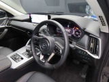 運転席のドアを開け、乗り込む際のイメージです。足元には純正フロアマットも敷かれています。