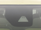 【三菱e-Assist】走行中に前方の車両等を認識し、衝突しそうな時は警報とブレーキで衝突回避と被害軽減をアシスト。より安全にドライブをお楽しみいただけます。