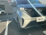 LEDヘッドライトはハロゲンランプの約2倍の光量で明るく遠くを照らし、夜間走行時の視認性を高めます。さらに長寿命や省電力、スタイリッシュな印象も際立たせます。