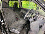運転席まわりには十分なスペースがあり、大柄な方でもゆったり運転していただける環境です。
