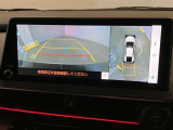左右のドアミラーに設置されたカメラからの映像を表示します。路肩への幅寄せ・狭い路地でのすれ違いなどのケースにおいて、車両側方の安全確認や接触回避の操作をサポートします。