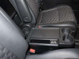 セカンドシートには格納式のテーブルとドリンクホルダーが装備おまけにUSBが付いて携帯も充電可能
