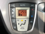 【オートエアコン】一度お好みの温度に設定すれば、車内の温度を検知し風量や温度を自動で調整。暑い&hellip;寒い&hellip;と何度もスイッチ操作をする必要はありません。快適な車内空間には必須の機能ですね♪