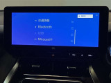 タッチパネル式のモニター機器。スマホと連携することで、指定アプリをモニター上で操作可能。