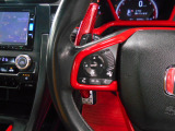 ハンドル右側にはクルーズコントロールのスイッチが装備され、運転中の操作も安心して行えます。