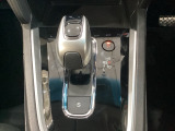 ハイブリッド専用セレクトレバーです。シフトチェンジを電子信号で送信するセレクトレバーを採用していますので、軽快でスマートな操作を楽しめます。