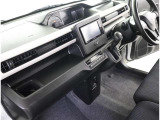 高いホールド性で運転姿勢が安定します。長距離ドライブでも疲れにくいのが魅力です。快適なドライビングライフをお送りください♪