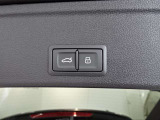 両手がふさがるほどの荷物があるとき、とても便利なオートマチックテールゲートが装備されております。