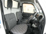 運転席シートスライド機構もあり、背面には、ノートなど薄いものが収納出来るポケットがあります。