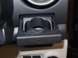 すぐに手の届くところにカップホルダーが設置されています。ドライバーさん思いですね。