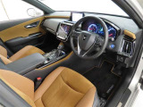 高級感のある美しいインテリアデザインの運転席です。