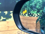 【ブラインドスポットモニター】走行中、ドアミラーの死角になりやすい箇所に後続車が接近するとサイドミラーのレンズに警告を表示!ドライバーに注意喚起をしてくれます。