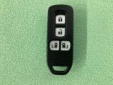 スマートキー付きですからドアロックの開閉およびエンジンスタートが楽々です。電動スライドドアの開け閉めもボタンで操作できます。
