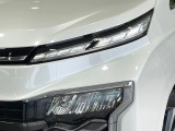 【LEDヘッドライト】悪天候や夜間走行時も良好な視界を確保し安心して運転できる高輝度LEDヘッドライトを装備!点灯速度が早く、消費電力も抑えられています。