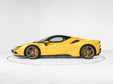 エクステリアは、3層コートによる奥深い輝きとパールのような艶やかさを放つ特注カラー「Giallo Triplo Strato(イエロー)」を纏っています。