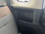 後席にはスマホ収納を兼ねた大きなカップホルダー装備しております。