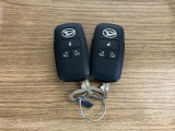 【スマートキー】 スマートキーを携帯していれば、ドアハンドルのボタンを押してロックの解除ができ、パワースライドドアもワンタッチで開閉できます。