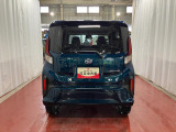 跳ね上げ式バックドアなので、雨天時の荷物の出し入れの際も濡れにくいです。