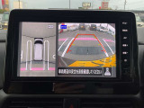アラウンドビューモニターは4個のカメラを合成してまるで上から撮影した様な駐車場のどの位置にいるかとてもわかり易い機能です