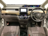 車内は光触媒抗菌消臭施工済です。スタイリッシュなデザインで暖かみのあるインパネ周りを演出します。グローブボックスやカップホルダーのほかにトレーなどたくさんの収納スペースが装備されています。