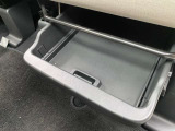 助手席下にも収納ボックスがあります。
