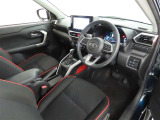 シンプルで使いやすいデザインの運転席です。