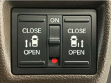 【両側パワースライドドア】両側がパワースライドドアになっており、運転席のスイッチやスマートキーでも開閉が可能です!開口部も広いので乗り降りも楽々♪